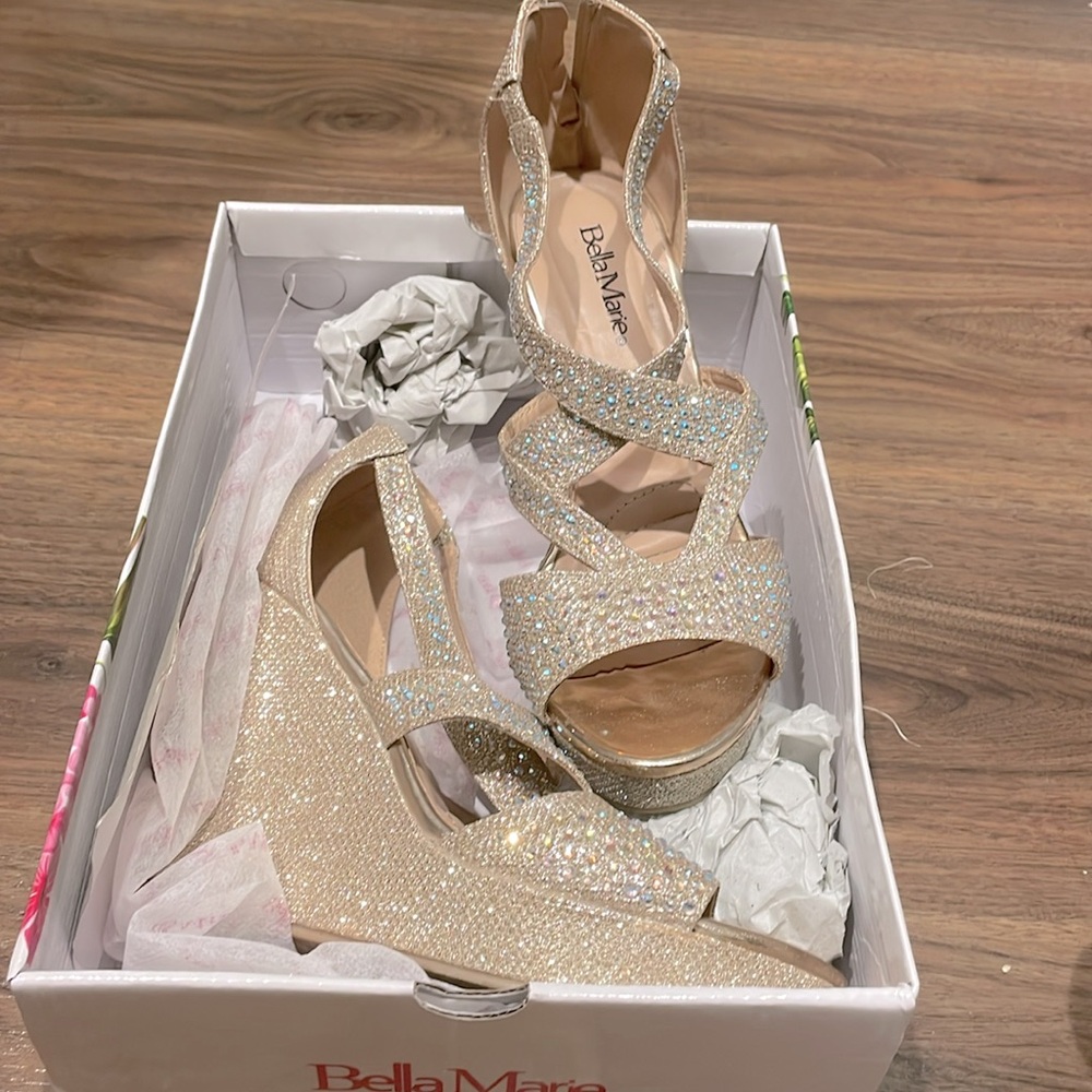 Bella Marie wedge women’s size 8.